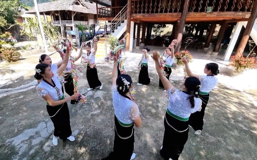 [Photo] Den tho Vua Le Loi - diem den hap dan du khach ngay dau nam hinh anh 6