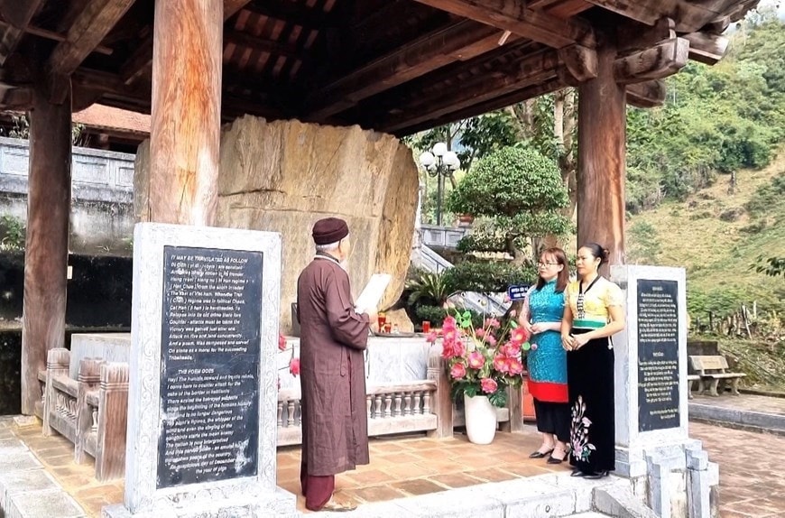 Den tho Vua Le Loi - Diem den hap dan du khach ngay dau xuan hinh anh 1