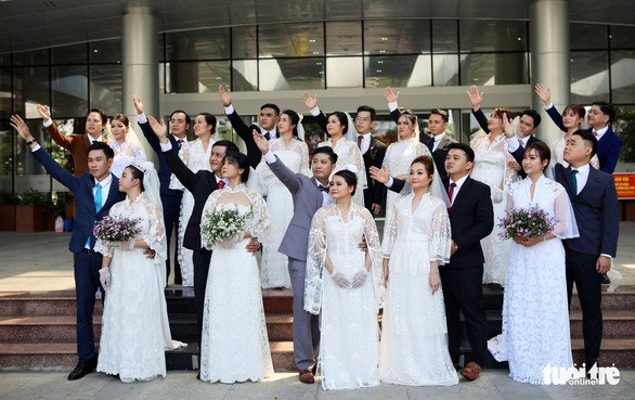 Đám cưới đặc biệt của 20 cặp đôi nhân viên y tế sau nhiều tháng hoãn vì dịch bệnh - Ảnh 1.