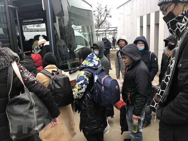 Hau het ba con nguoi Viet tai Ukraine duoc so tan khoi vung chien su hinh anh 1