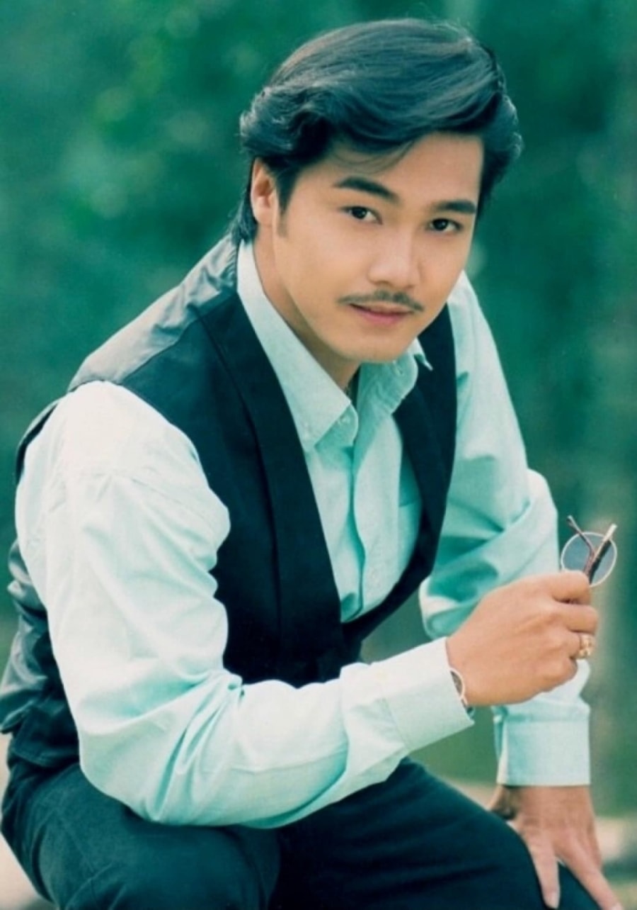 Vẻ điển trai, lãng tử của Lý Hùng thời trẻ. 