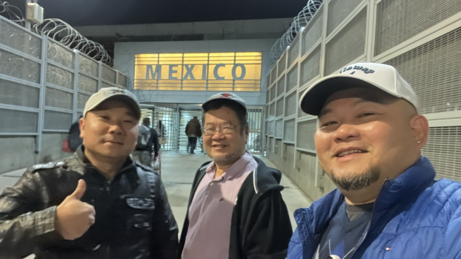 Ông Phùng Gia Tuấn (ngoài cùng bên trái) du lịch tự túc tới Mỹ và Mexico. Nguồn: Phùng Gia Tuấn