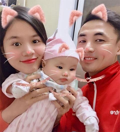 Nhà vô địch Nguyễn Thị Huyền hạnh phúc bên gia đình nhỏẢnh: FACEBOOK NHâN VẬT