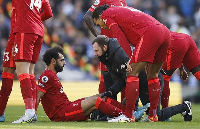 Salah ghi bàn trên chấm 11 mét nhưng sau đó chấn thương rời sân