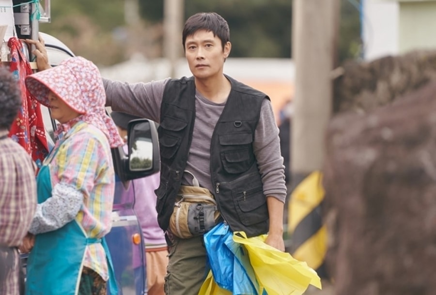 Nam diễn viên Lee Byung-hun trong phim “Our Blues”. Nguồn: tvN