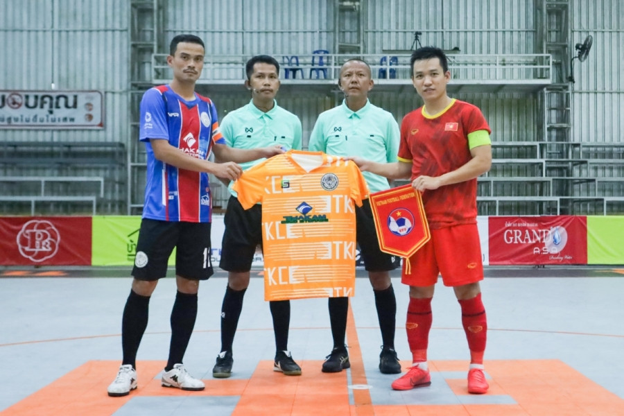 ĐT Futsal Việt Nam hòa 2 thua 1 ở 3 trận giao hữu tại Thái Lan (Ảnh: TSN).