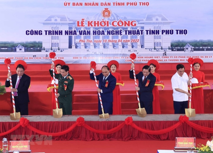 Chu tich nuoc Nguyen Xuan Phuc dang huong Gio To Hung Vuong nam 2022 hinh anh 3