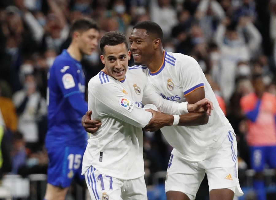 Lucas Vazquez ăn mừng bàn thắng cùng đồng đội Alaba. (Ảnh: Reuters). 