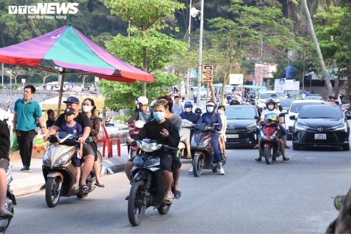 Bãi tắm Đồ Sơn, Hải Phòng chật kín người dịp nghỉ lễ Giỗ Tổ Hùng Vương - 7