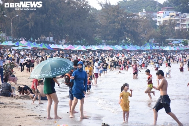 Bãi tắm Đồ Sơn, Hải Phòng chật kín người dịp nghỉ lễ Giỗ Tổ Hùng Vương - 9