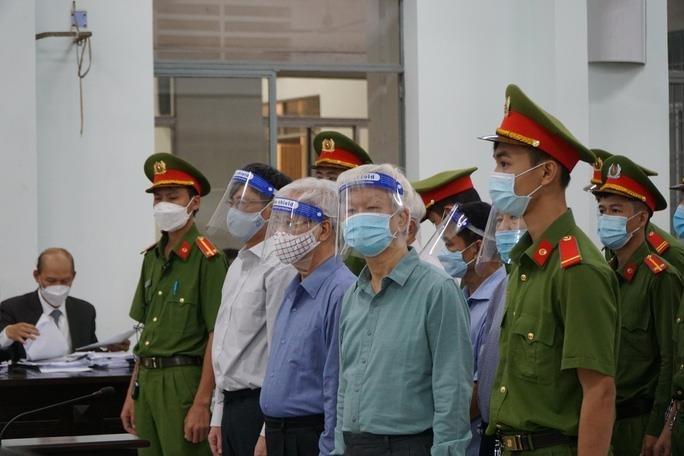 2 cựu Chủ tịch UBND tỉnh Khánh Hòa lãnh tổng cộng 10 năm tù - 2