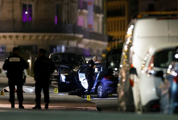 2 người bị bắn chết vì lao xe vào cảnh sát trong ngày bầu cử tổng thống Pháp - Ảnh 1.