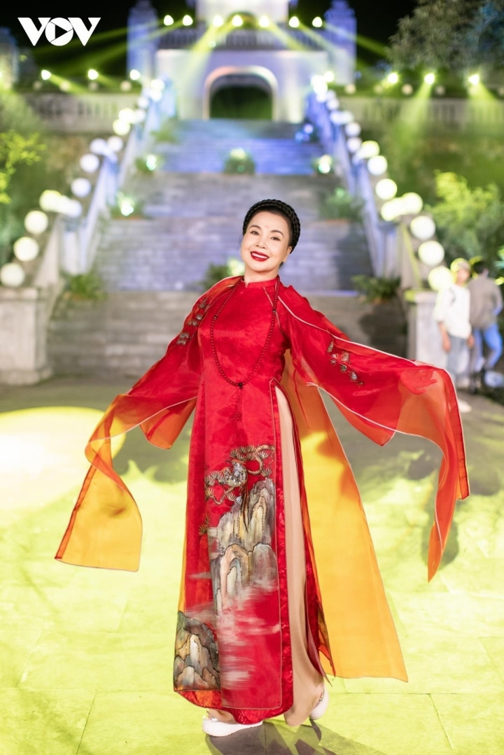 NSND Lan Hương 'Em bé Hà Nội' làm mẫu áo dài cho Hoa hậu Ngọc Hân - 3