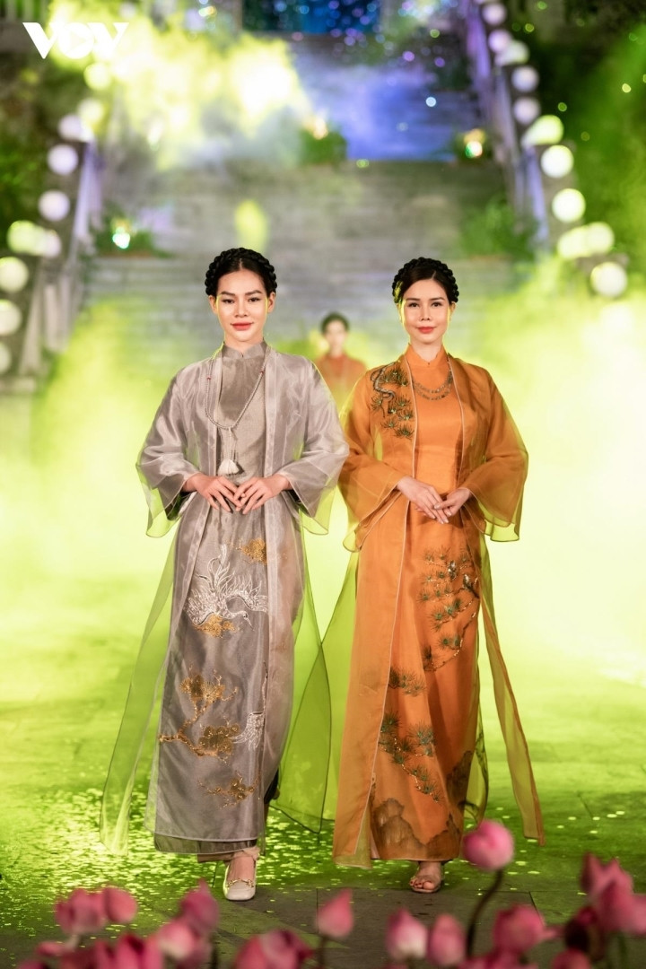 NSND Lan Hương 'Em bé Hà Nội' làm mẫu áo dài cho Hoa hậu Ngọc Hân - 11