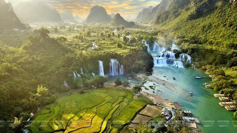 Ban Gioc among world’s top amazing waterfalls hinh anh 1