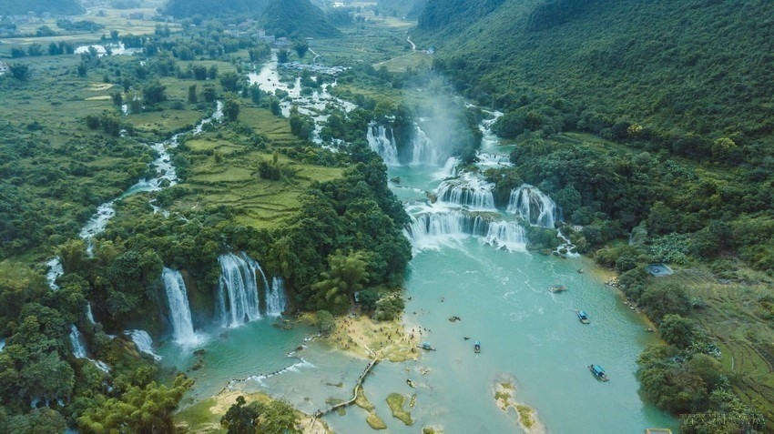 Ban Gioc among world’s top amazing waterfalls hinh anh 3
