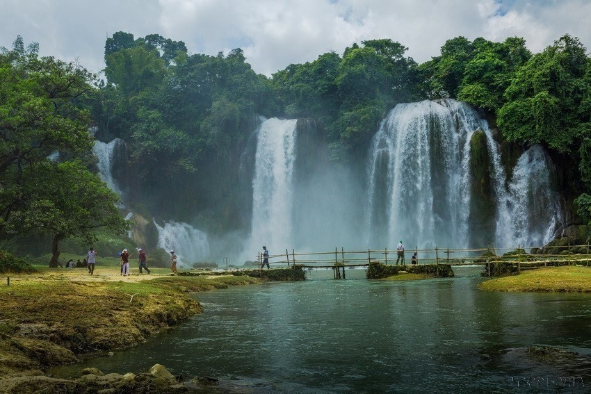 Ban Gioc among world’s top amazing waterfalls hinh anh 5