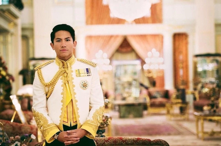 Hoàng tử châu Á đẹp như người mẫu, được thừa kế 28 tỷ USD - 1
