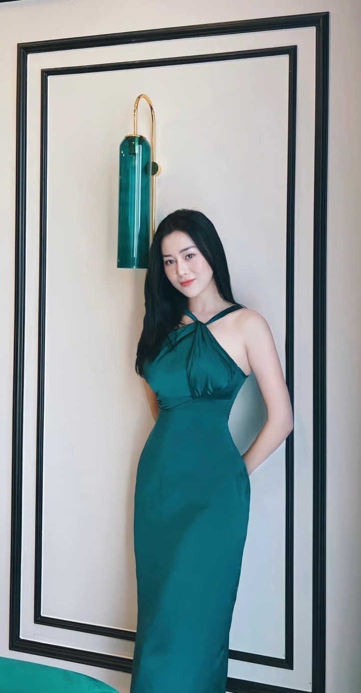 Phương Oanh khoe đường cong bốc lửa trong hoàng hôn ở biển - 7