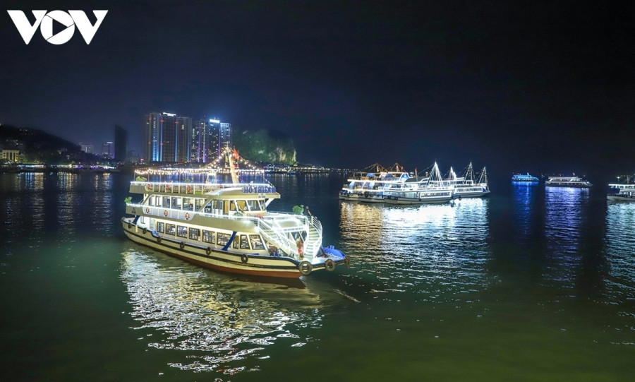 Các hoạt động tham quan, lưu trú trên vịnh Hạ Long vẫn hút khách bậc nhất. Ngoài ra, sản phẩm mới Phố đêm du thuyền với trải nghiệm vừa ngắm Hạ Long về đêm, vừa thưởng thức ẩm thực và âm nhạc cũng tạo ấn tượng độc đáo.