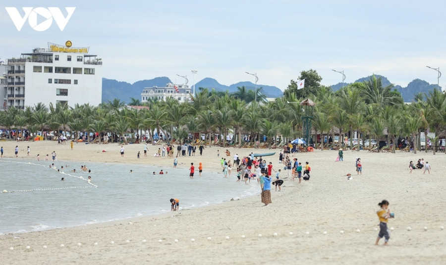 Ngày 1/5, thời tiết trở lạnh với mưa rải rác cũng ảnh hưởng đến các hoạt động của du khách. Nhiều bãi biển giảm đáng kể người vui chơi, tắm biển so với ngày 30/4.
