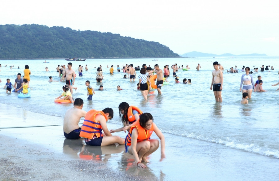 Ngoài Hạ Long, các tuyến biển đảo Cô Tô, Vân Đồn cũng được nhiều người lựa chọn với các hoạt động du lịch sinh thái, cộng đồng hấp dẫn (ảnh: Hoàng Phương)