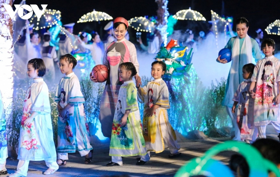 Tại TP Cẩm Phả, Festival Áo dài tổ chức bên bờ vịnh Bái Tử Long với không gian rực rỡ sắc màu của những bộ sưu tập áo dài lấy cảm hứng từ cảnh quan, thiên nhiên và văn hoá, con người Quảng Ninh, trình diễn thời trang biển trong 2 ngày 29/4 và 1/5.