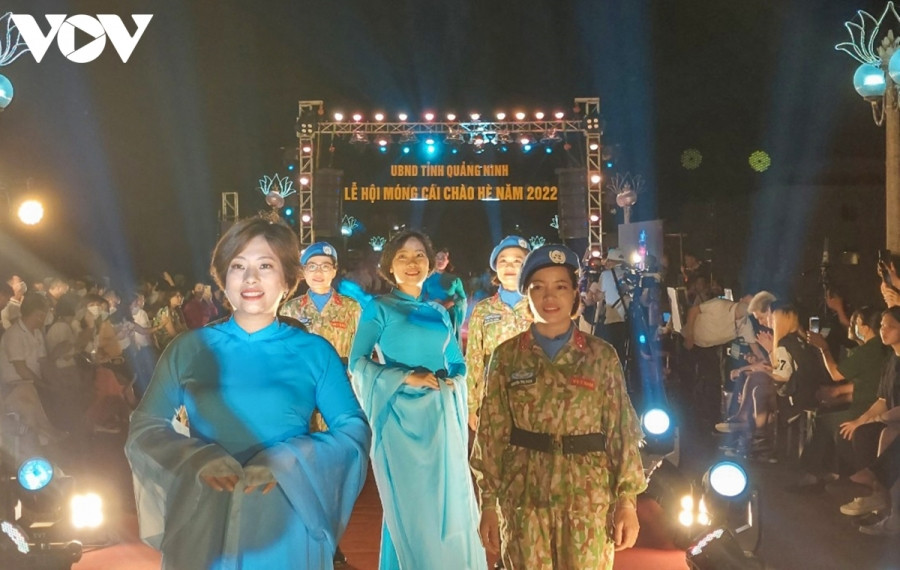 Đêm 30/4, trên cây cầu Ka Long, màn trình diễn áo dài “Dấu ấn nơi địa đầu Tổ quốc” càng thêm ý nghĩa khi có sự giao lưu của các nữ sỹ quan, chiến sỹ “mũ nồi xanh” của Việt Nam chuẩn bị lên đường làm nhiệm vụ tại phái bộ Gìn giữ hoà bình của Liên Hợp Quốc tại Nam Sudan.