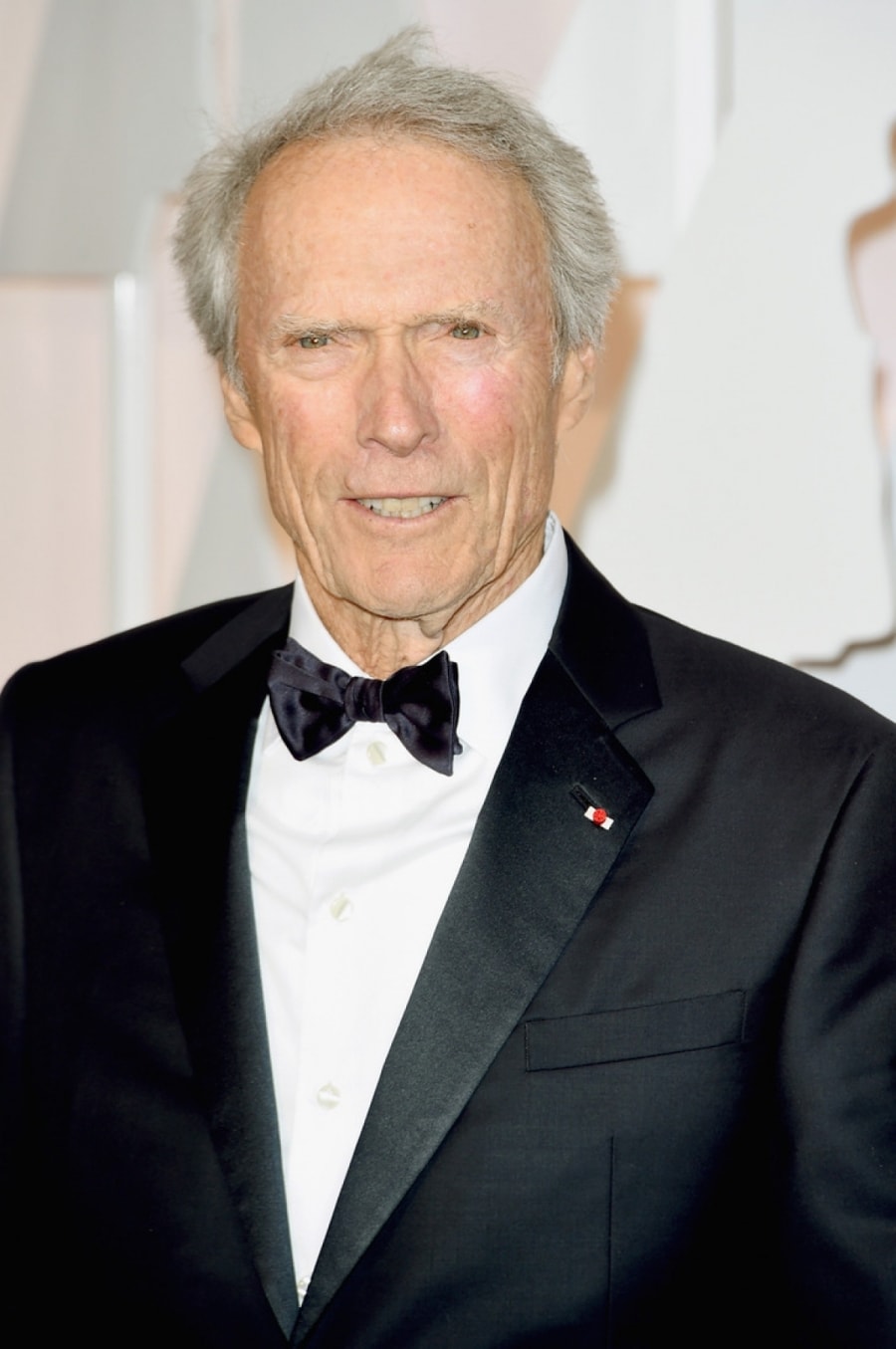 Clint Eastwood là một diễn viên nổi tiếng và là một siêu sao Hollywood, người đã tham gia một số bộ phim kinh điển như Cry Macho, Sully, The Mule, và những bộ phim khác. Mặc dù anh đã giành được 5 giải Oscar, 5 giải Quả cầu vàng, 1 giải của Hội diễn viên màn ảnh và 5 giải People's Choice, nhưng một số người vẫn thắc mắc tại sao anh ấy không có tên trên Đại lộ danh vọng. Clint Eastwood đã từ chối một ngôi sao trên Đại lộ Danh vọng Hollywood và không bao giờ đưa ra tuyên bố lý do tại sao.