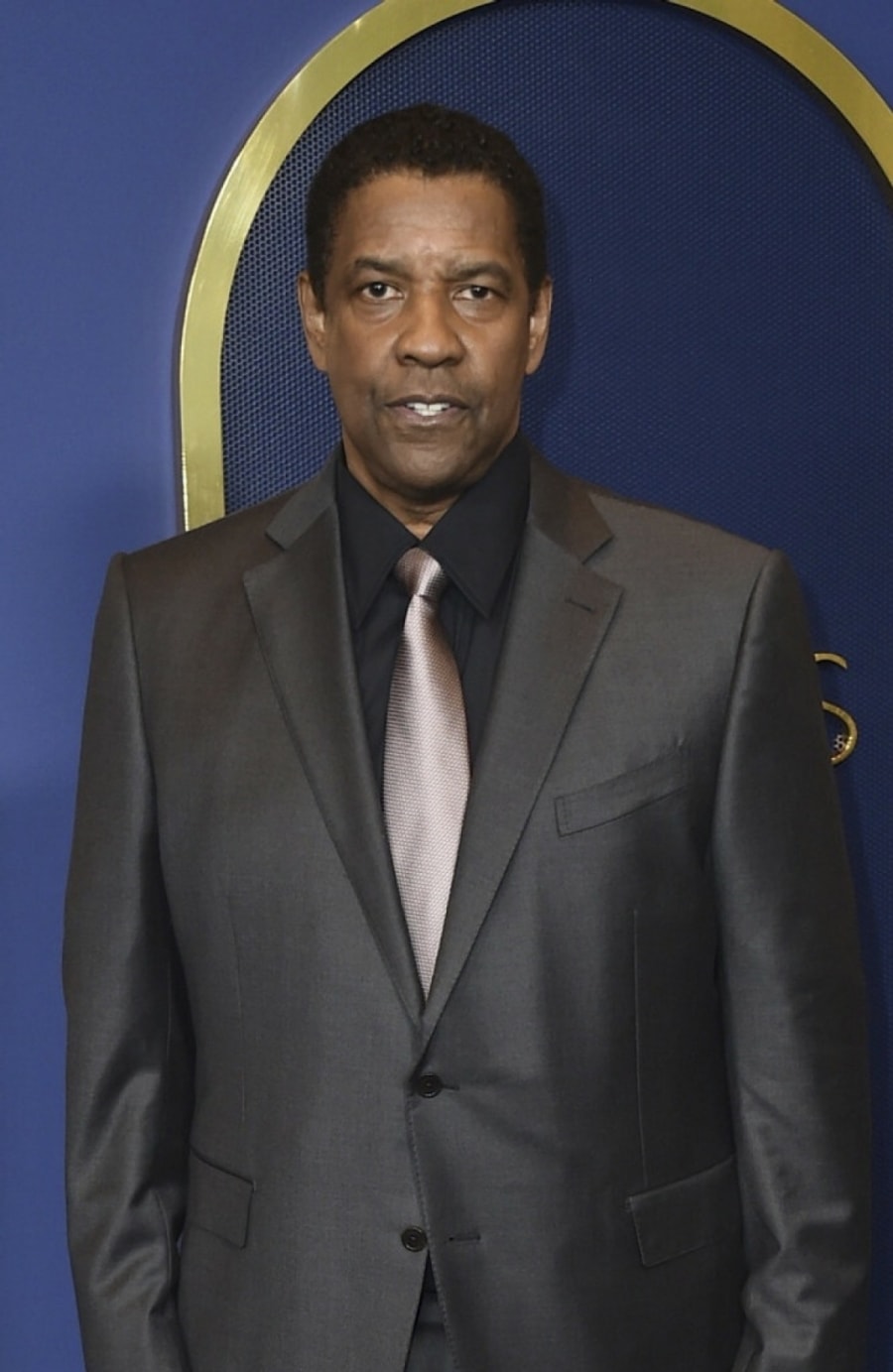 Denzel Washington không chỉ là một người nổi tiếng, anh ấy còn là một huyền thoại. Một số người trong chúng ta có thể đồng ý rằng anh ấy có đủ điều kiện tốt hơn bất kỳ ai khác để có được vinh dự này. Mặt khác, anh ấy đã được chọn và đề cử một ngôi sao trên Đại lộ Danh vọng, nhưng anh ấy vẫn chưa lên lịch cho buổi lễ của mình. Anh ấy  thú nhận “Ngay cả trong ngành, tôi không có bất kỳ người bạn diễn viên nào. Bạn bè của tôi là những người bạn cũ”.