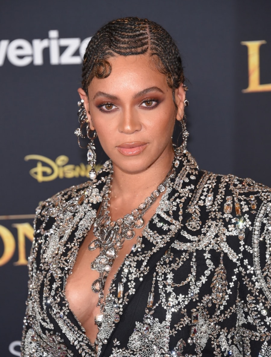 Beyoncé là một ca sĩ nổi tiếng đã giành được 28 giải Grammy và nhận được nhiều giải thưởng và đề cử khác. Những bài hát của cô ấy vẫn tiếp tục truyền cảm hứng cho mọi người ngày nay. Những màn trình diễn của cô ấy liên tục khiến chúng tôi không nói nên lời; cô ấy không bao giờ gây ấn tượng và luôn cống hiến hết mình. Khi nói đến con đường Đại lộ Danh vọng nổi tiếng, Destiny's Child đã nhận được một ngôi sao trên Đại lộ Danh vọng Hollywood, nhưng bản thân Beyoncé vẫn chưa nhận được một ngôi sao với tư cách là nghệ sĩ solo.