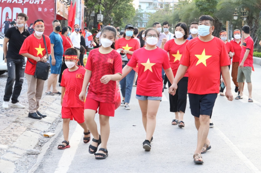 Người dân nô nức đến sân vận động Cẩm Phả để cổ vũ cho tuyển Việt Nam.