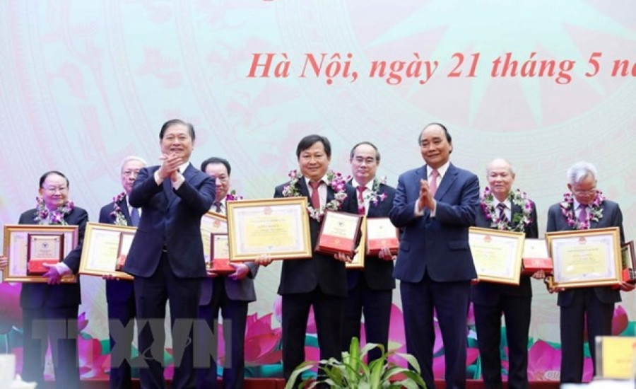 Chủ tịch nước Nguyễn Xuân Phúc và Tiến sỹ Khoa học Phan Xuân Dũng, Bí thư Đảng đoàn, Chủ tịch Liên hiệp các Hội Khoa học và Kỹ thuật Việt Nam trao Danh hiệu 