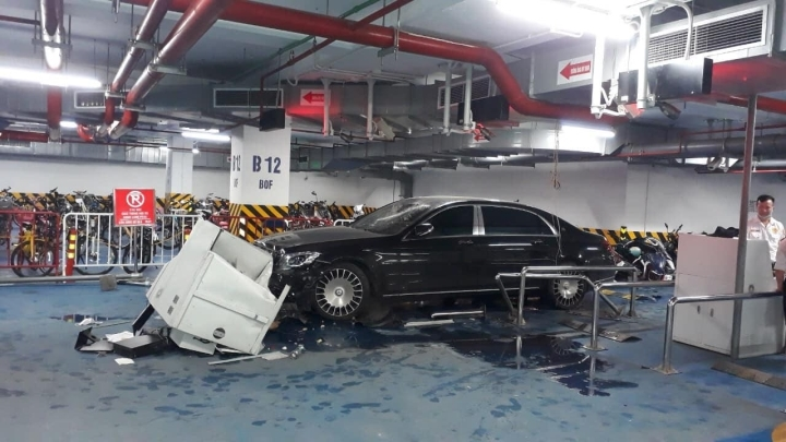 Hà Nội: Mercedes Maybach tông loạt xe máy ở hầm chung cư, 1 người bị thương - 1