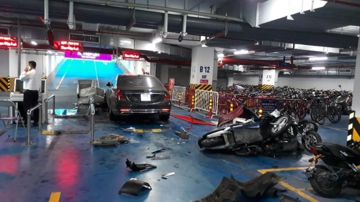 Hà Nội: Mercedes Maybach tông loạt xe máy ở hầm chung cư, 1 người bị thương - 2