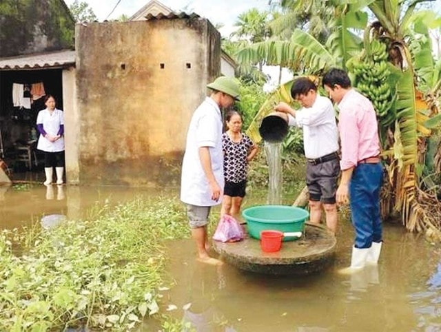 Thau rửa bể nước, giếng nước, dụng cụ chứa nước và dùng hóa chất để khử trùng nước ăn uống và sinh hoạt theo hướng dẫn của nhân viên y tế