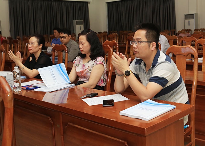 Phó Tổng biên tập Tạp chí Bóng đá - Nguyễn Hà Thanh (phìa phải) tới tham gia hội nghị - Ảnh: Phan Tùng