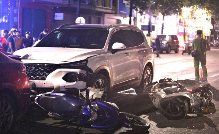 Tai nạn liên hoàn giữa 3 ô tô và 4 xe máy ở Đà Nẵng: Mổ cấp cứu thai phụ gặp nạn - 1