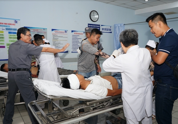 Một bác sĩ khoa cấp cứu ở Bệnh viện Gia Định bị thân nhân bệnh nhi quát tháo, bóp cổ - Ảnh 1.