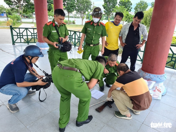 Người vác súng AK cướp tiệm vàng ở Huế là công an trại giam Bình Điền - Ảnh 1.