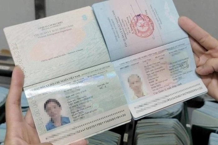  Mẫu hộ chiếu mới (trái) so với mẫu cũ. Ảnh: Hoàng Lam. 