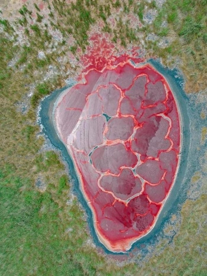 Hồ nước Wulan có hình trái tim độc đáo. 
