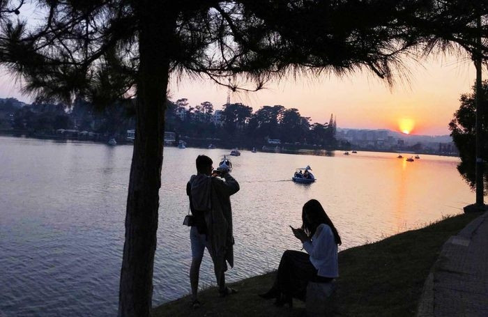 Ngắm hoàng hôn trên hồ Xuân Hương