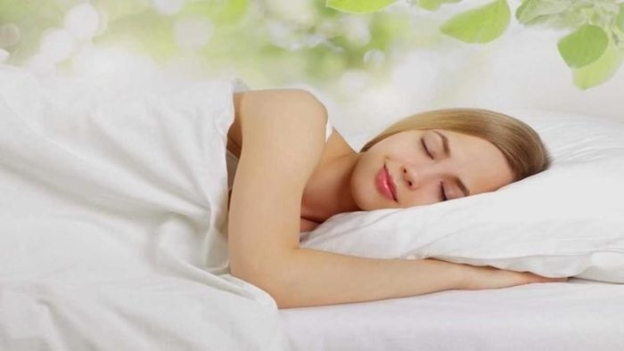 Ngủ đủ giấc: Ngủ đủ giấc là một phần thiết yếu của một thói quen và chế độ chăm sóc da lành mạnh, bất kể bạn đang ở trong điều kiện khí hậu nào. Vào ban đêm, làn da của bạn sẽ tự tái tạo một cách tự nhiên, cho phép làn da của bạn được nghỉ ngơi và phục hồi, đặc biệt trong điều kiện thời tiết nắng nóng. (Ảnh: shutterstock)