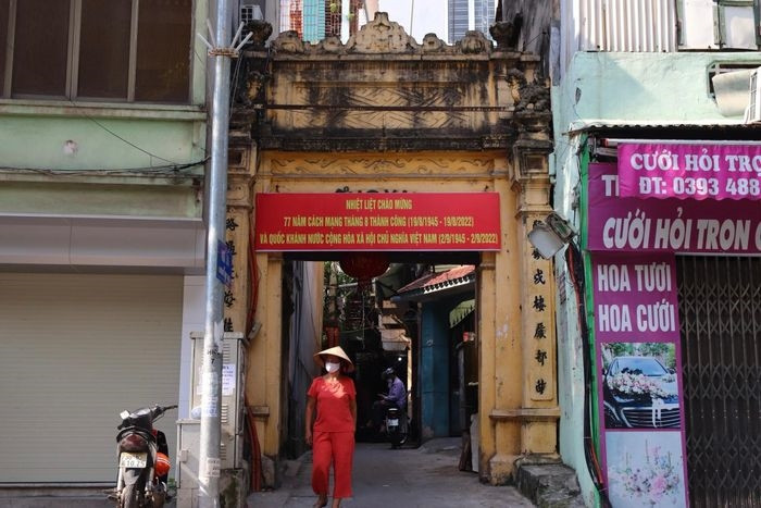 Giữa không gian ồn ào, hối hả của thủ đô Hà Nội vẫn có một con phố được mệnh danh là “phố cổng làng”. Tại phố Thụy Khuê mỗi chiếc cổng làng chỉ cách nhau vài trăm mét, nằm đan xen giữa những căn nhà hiện đại tạo nên nét đẹp riêng mà không nơi nào có.
