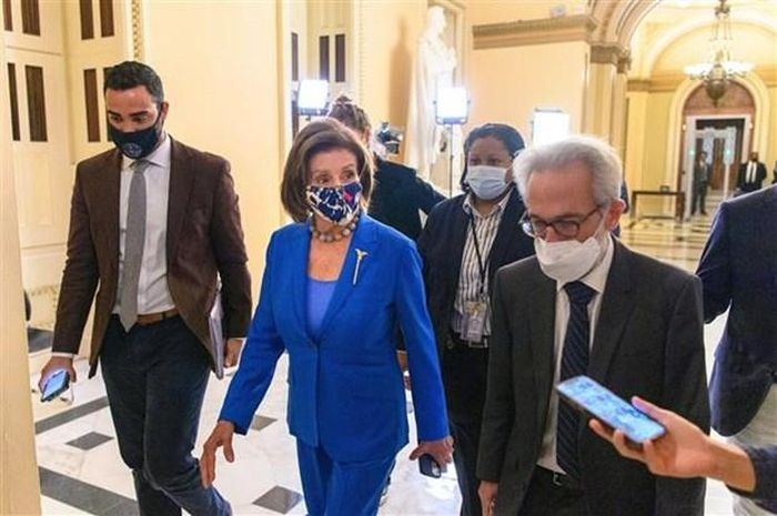 Chủ tịch Hạ viện Mỹ Nancy Pelosi (thứ hai, trái) ở Washington D.C., ngày 12/10/2021. (Ảnh: AFP/TTXVN)