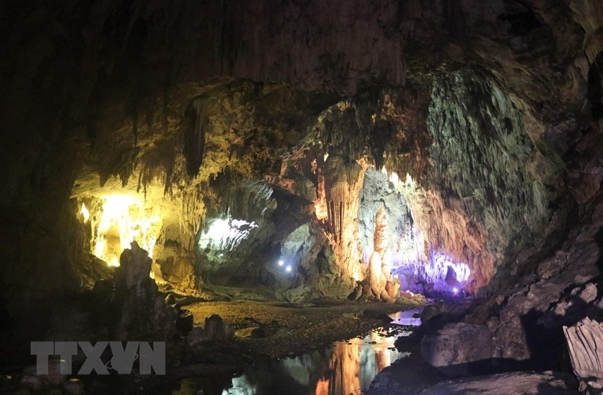 Nguom Ngao Cave - nature's masterpiece in Cao Bang province hinh anh 3