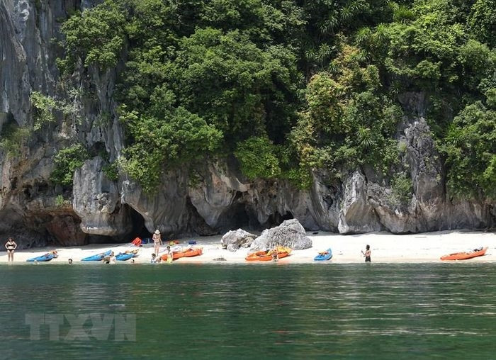  Tại nhiều đảo trên vịnh Lan Hạ có những bãi cát trắng thô sơ, được nhiều du khách chọn là điểm dừng chân, nghỉ dưỡng. (Ảnh: Hoàng Hiếu/TTXVN) 