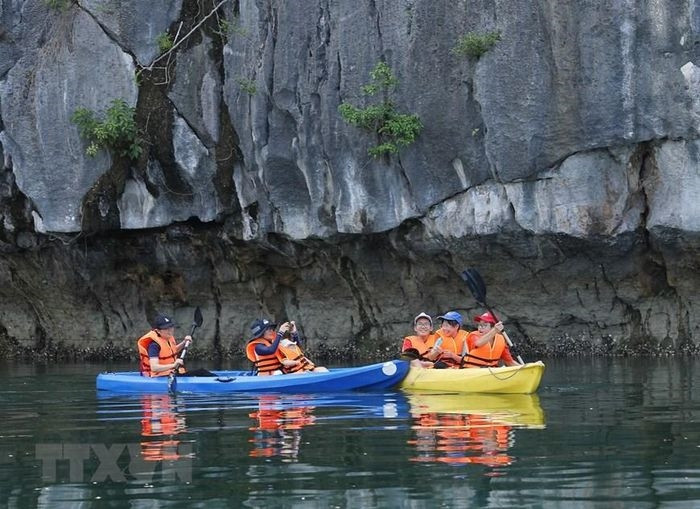  Chèo thuyền Kayak được nhiều du khách thích thú mỗi khi đến Cát Bà. (Ảnh: Hoàng Hiếu/TTXVN) 