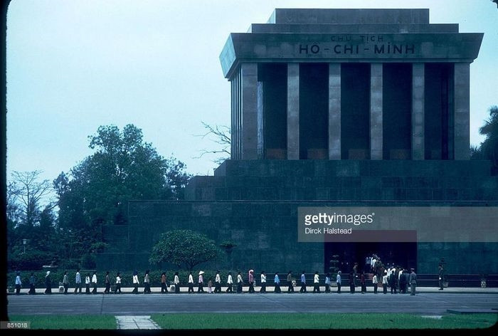Dòng người viếng lăng Bác Hồ, Quảng trường Ba Đình năm 1980. Ảnh: Dirck Halstead/Getty Images.
